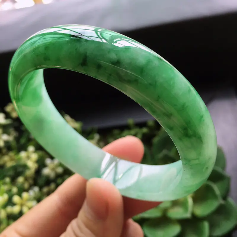 糯化种绿色正圈手镯天然翡翠A货玉质细腻.  颜色好.  佩戴上手大方漂亮，圈口:56.8mm   尺寸:14*7.4mm。