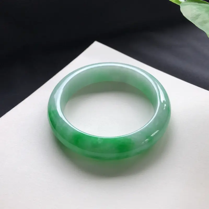 飘绿正圈手镯，尺寸：55.7-13.7-9，细腻光滑，干净釉洁，色泽清新亮丽，
