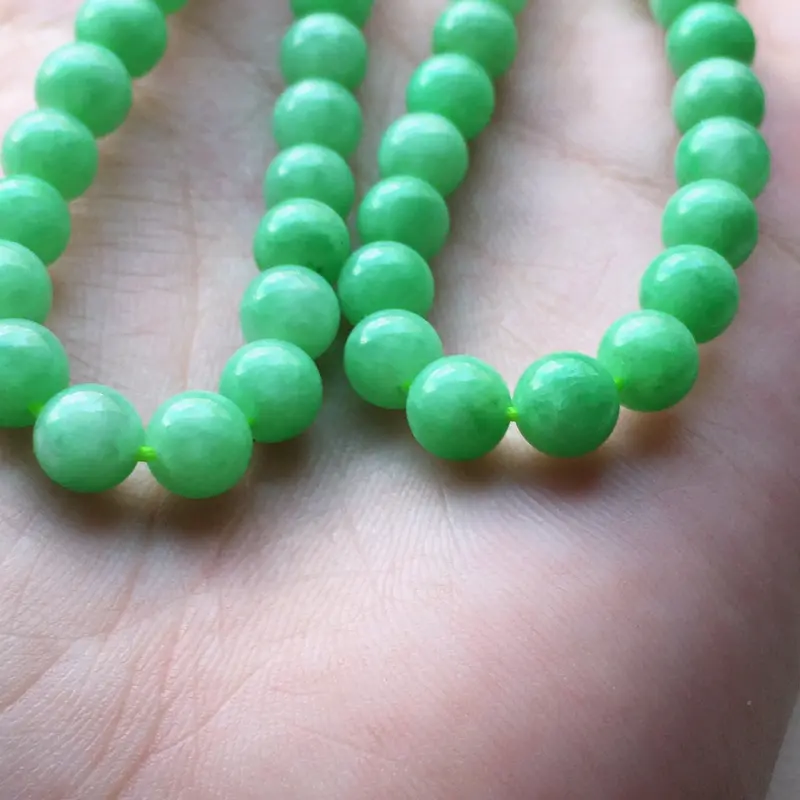 缅甸翡翠带绿圆珠项链（银扣），自然光实拍，玉质莹润，佩戴佳品，单颗尺寸大：5.9 mm，单颗尺寸小：4.8 mm，88颗，重36.72克