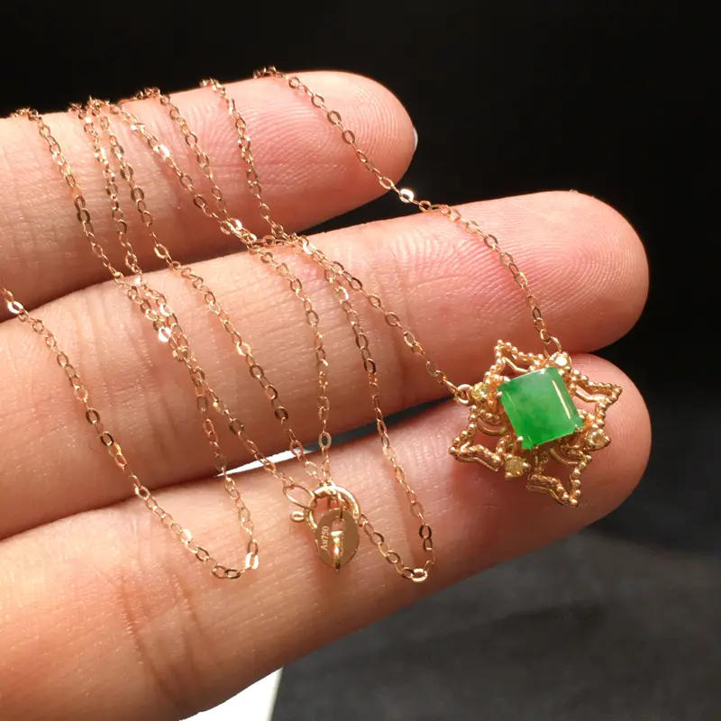 阳绿项链，色阳，底庄细腻，18K金南非真钻镶嵌，性价比高，推荐，尺寸15.2*6mm,重量1.72g
