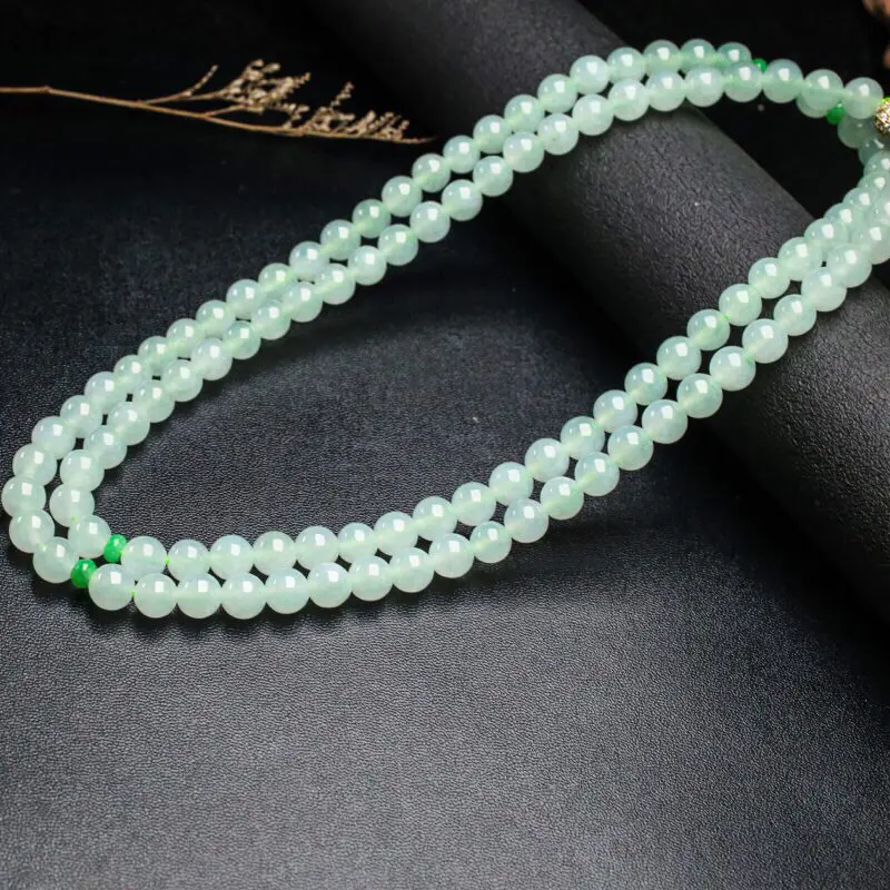 天然翡翠珠链，共112颗珠子，取其中一颗珠尺寸大约8mm，珠子实物漂亮，水润光泽，配珠为饰品珠，佩戴效果优雅漂亮。
