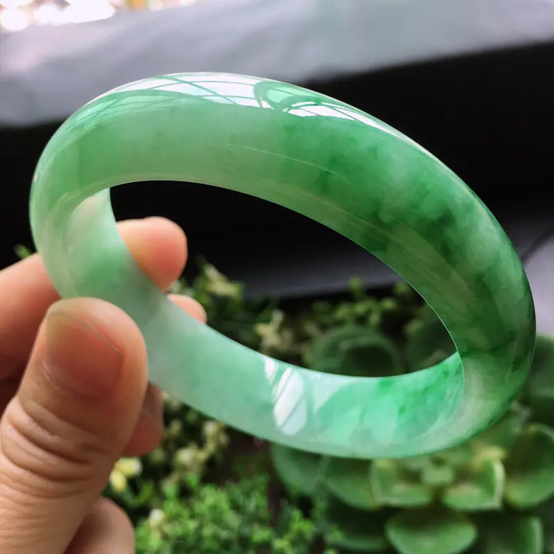 糯化种绿色正圈手镯天然翡翠A货玉质细腻.  颜色好.  佩戴上手大方漂亮，圈口:56.8mm   尺寸:14*7.4mm。