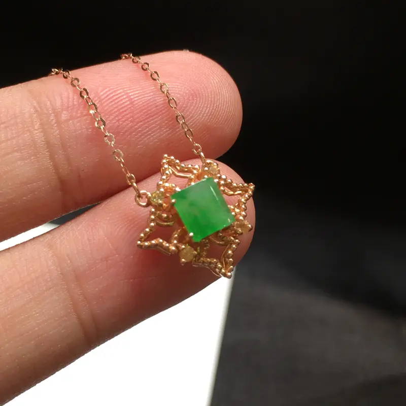 阳绿项链，色阳，底庄细腻，18K金南非真钻镶嵌，性价比高，推荐，尺寸15.2*6mm,重量1.72g