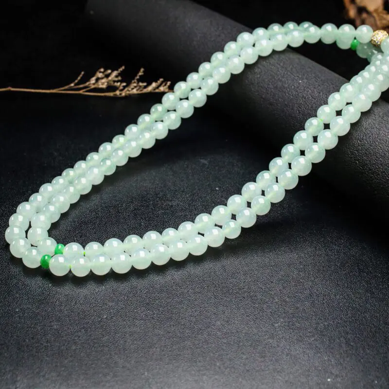 天然翡翠珠链，共112颗珠子，取其中一颗珠尺寸大约8mm，珠子实物漂亮，水润光泽，配珠为饰品珠，佩戴效果优雅漂亮。