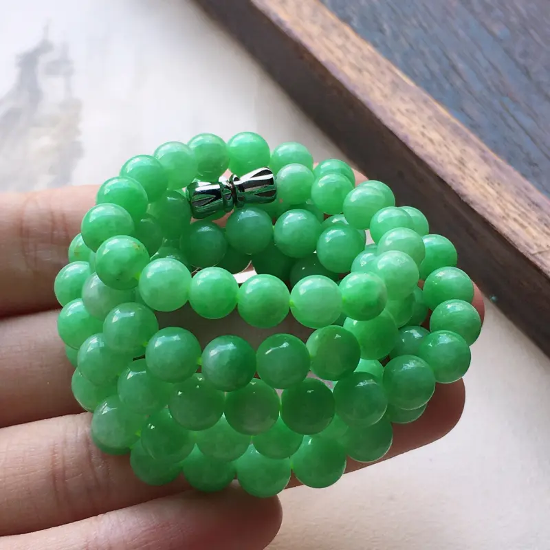 缅甸翡翠带绿圆珠项链（银扣），自然光实拍，玉质莹润，佩戴佳品，单颗尺寸大：5.9 mm，单颗尺寸小：4.8 mm，88颗，重36.72克