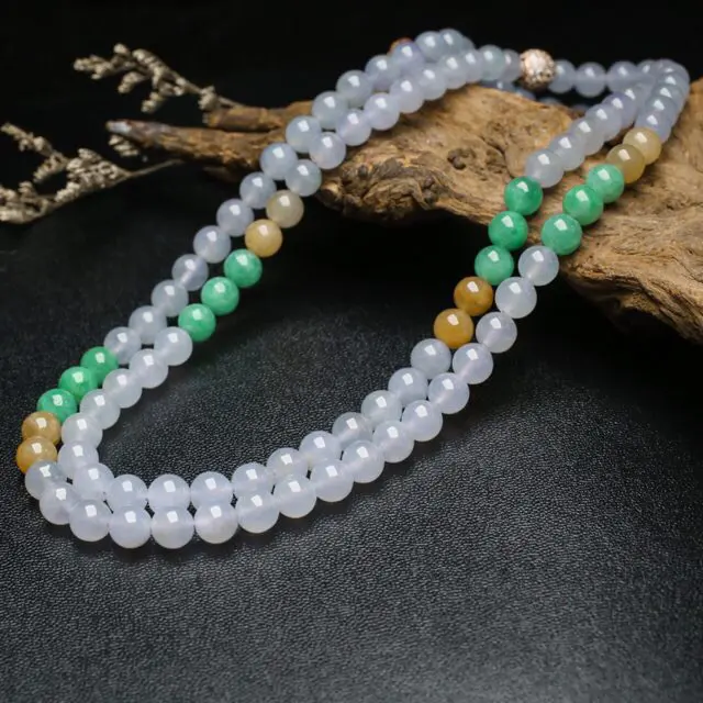 天然翡翠珠链，共108颗翡翠珠子，取其中一颗珠尺寸大约6.4mm，珠子饱满圆润，色泽清爽淡雅，靓丽秀气，佩戴效果时尚漂亮，有天然杂质，配珠为饰品珠。