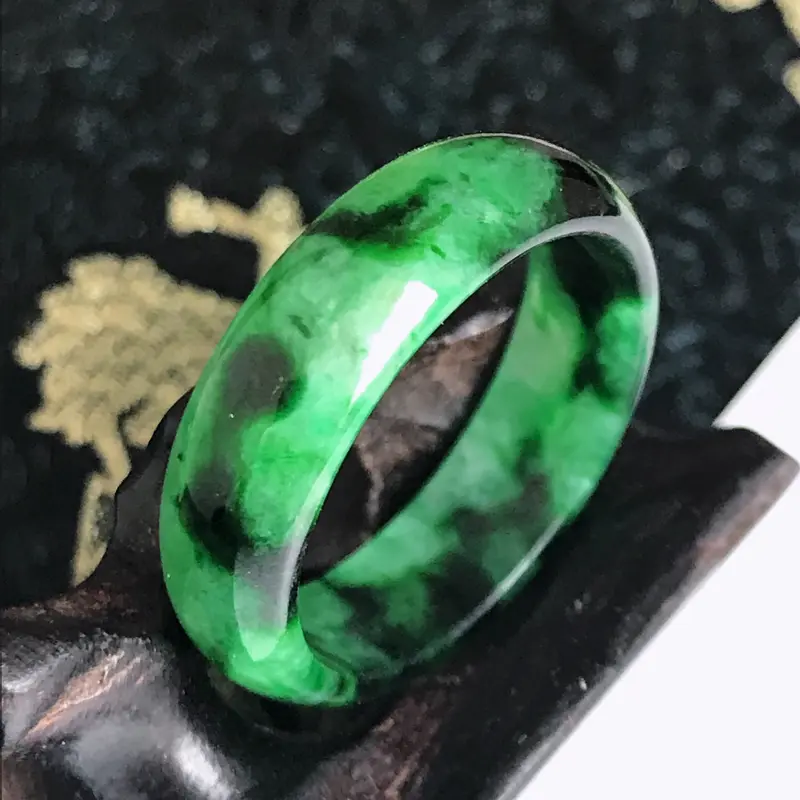 缅甸翡翠老坑A货飘辣绿指环，尺寸6.3-3mm，指圈19.2mm
