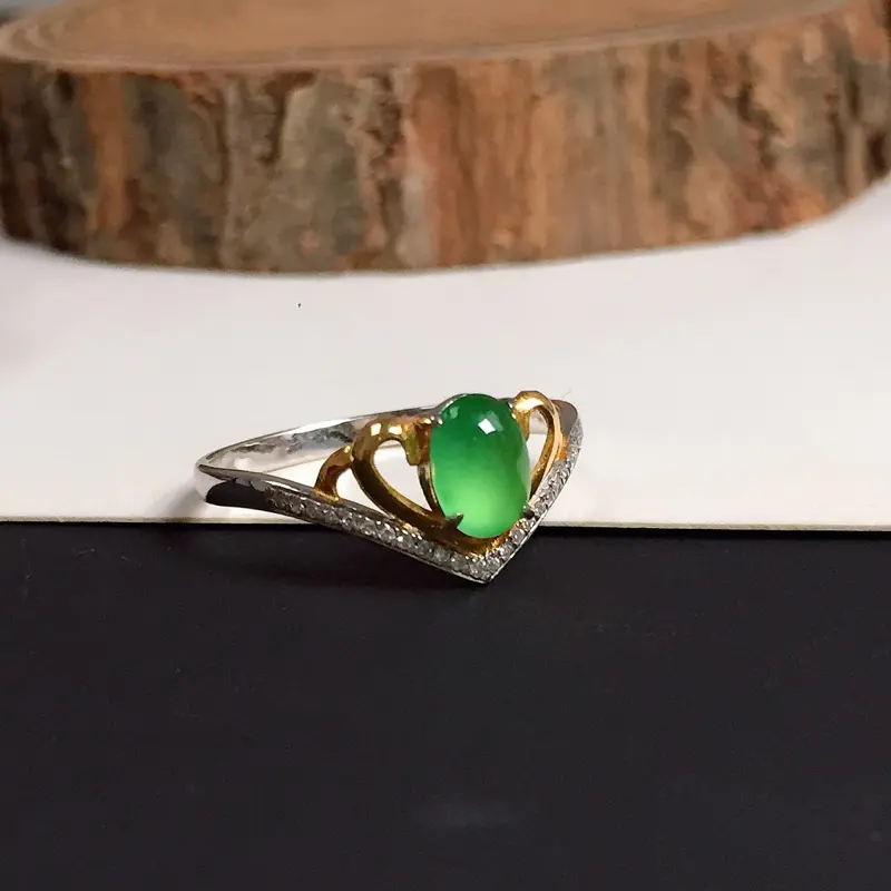 冰种翠绿翡翠戒指，种水好，色泽清新迷人，上手效果漂亮，指圈#13，尺寸：6.2*4.3*3