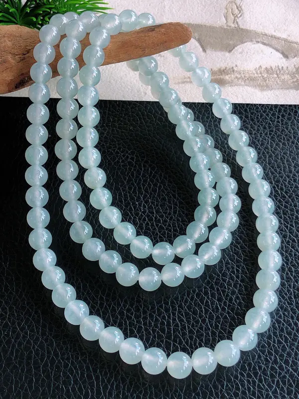天然缅甸老坑翡翠A货圆珠子项链 ，料子细腻柔洁， 尺寸 珠子直径7mm ，珠子总数108颗，重量64.58g