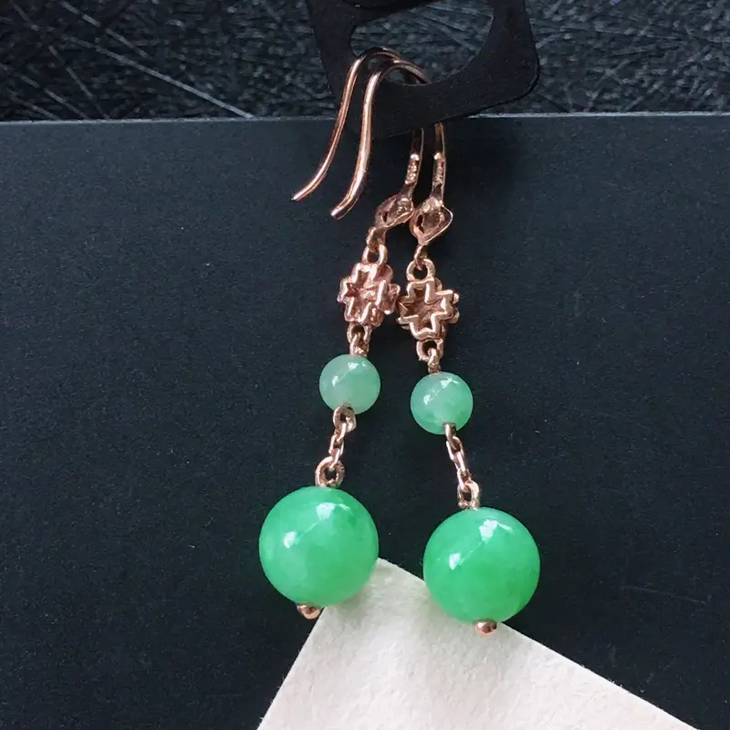 18K金伴钻镶嵌翡翠满绿圆珠耳坠，种水好玉质细腻温润，颜色漂亮。耳坠长：35.4mm