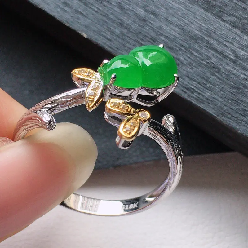 缅甸翡翠圈口18k金伴钻镶嵌满绿葫芦戒指，自然光实拍，玉质莹润，佩戴佳品，内径：17.2mm（可免费改圈口大小），裸石尺寸 ：9.1*5.6*5.3mm，重2.1克