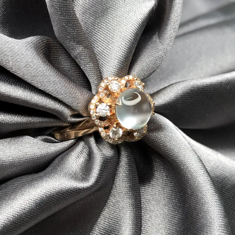 18k玫瑰金设计花镶嵌玻璃雪花蛋面戒指，冰透水润，细腻饱满，钢性十足，灵动优雅迷人。整体尺寸：12.9*12.2*9.7