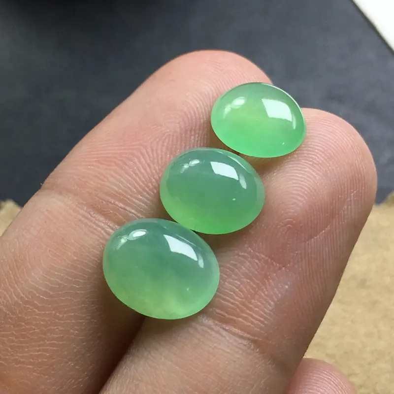 绿色蛋面裸石，底子细腻，色泽漂亮，饱满，没有纹裂，可镶嵌成戒指。尺寸：10.5-8.6-3.8  9.5-8.1-4.8  9.5-8.2-3.2