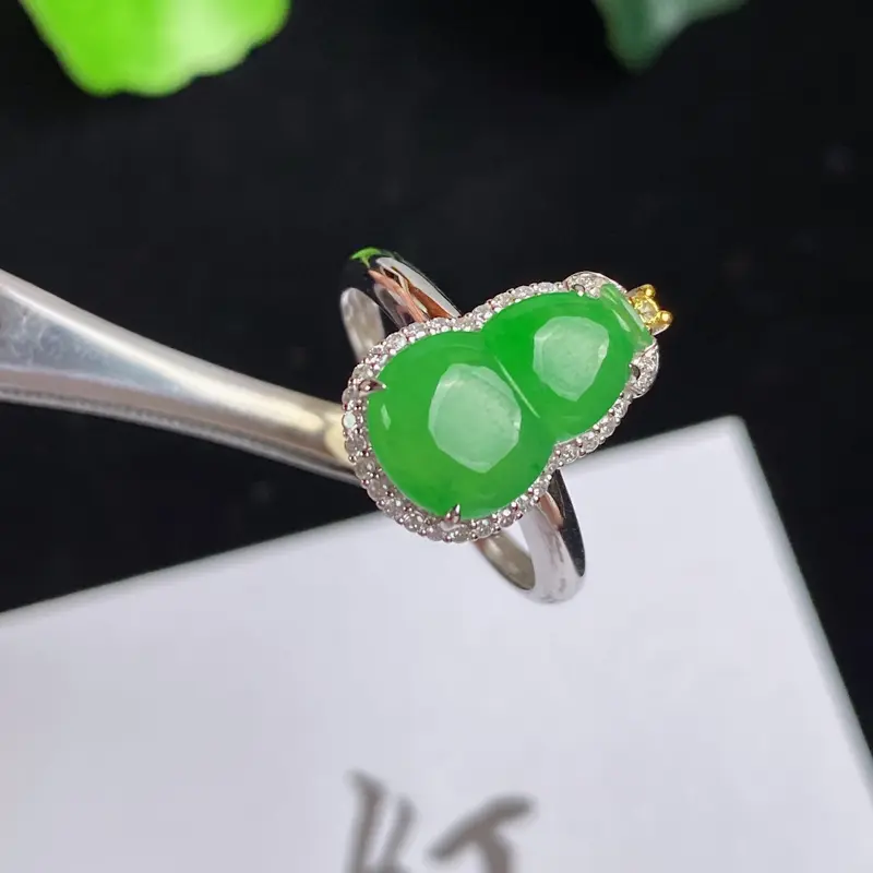 A货翡翠-种好阳绿18K金伴钻葫芦戒指，尺寸-裸石12.8*7.9*3mm整体15.6*9.9*6.8mm内径17mm14号