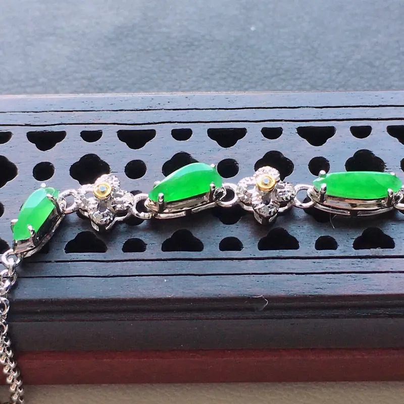 缅甸翡翠18K金伴钻镶嵌满绿手链，玉质细腻，雕工精美，佩戴送礼佳品，裸石尺寸：7.5*2.4*2   5.6*2.7*2MM，重3.11克
