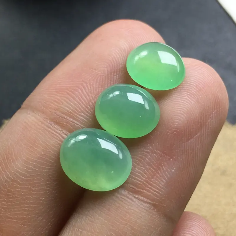 绿色蛋面裸石，底子细腻，色泽漂亮，饱满，没有纹裂，可镶嵌成戒指。尺寸：10.5-8.6-3.8  9.5-8.1-4.8  9.5-8.2-3.2