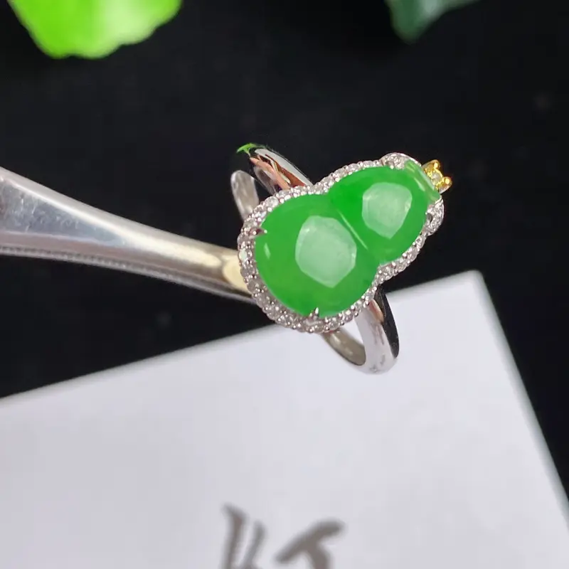 A货翡翠-种好阳绿18K金伴钻葫芦戒指，尺寸-裸石12.8*7.9*3mm整体15.6*9.9*6.8mm内径17mm14号