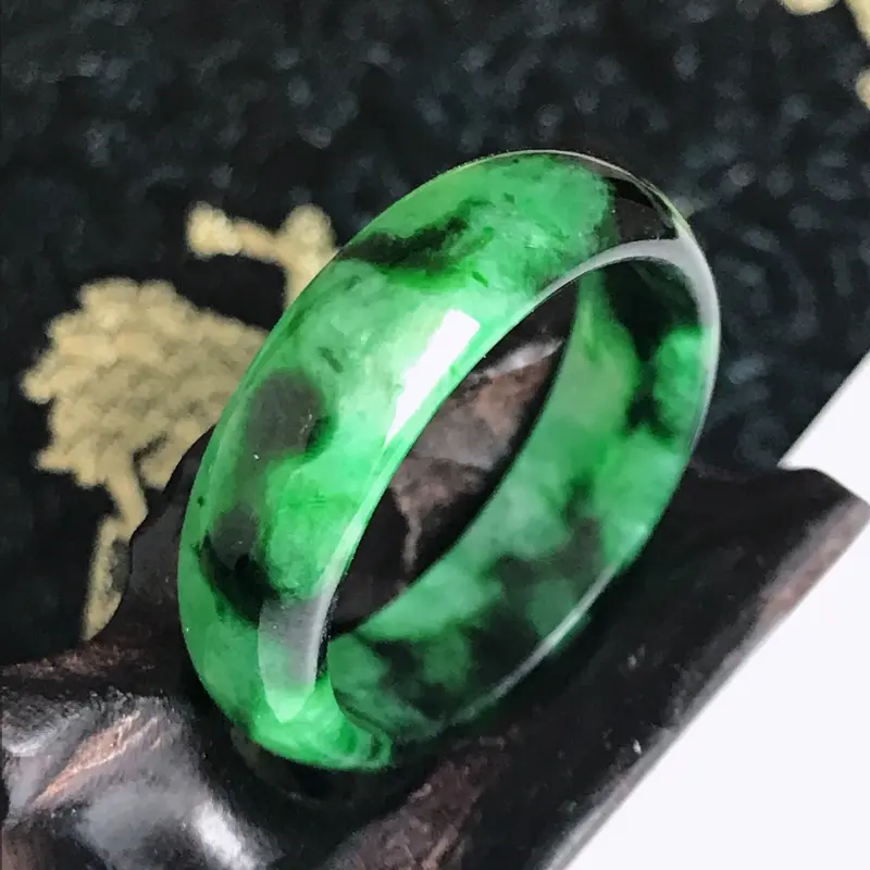 缅甸翡翠老坑A货飘辣绿指环，尺寸6.3-3mm，指圈19.2mm