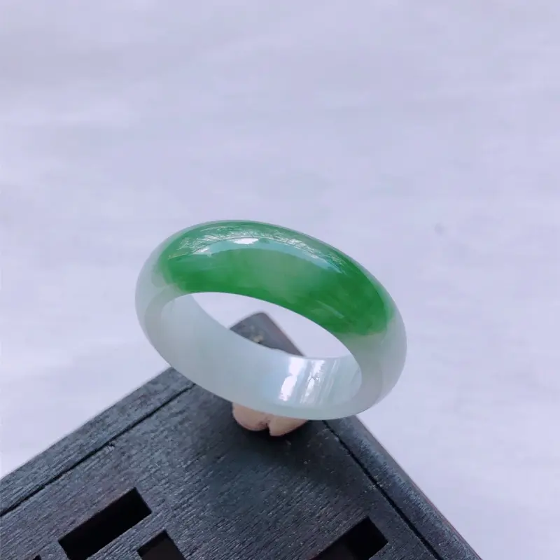 飘绿花翡翠戒指指环
尺寸：19.4*7*3.4mm