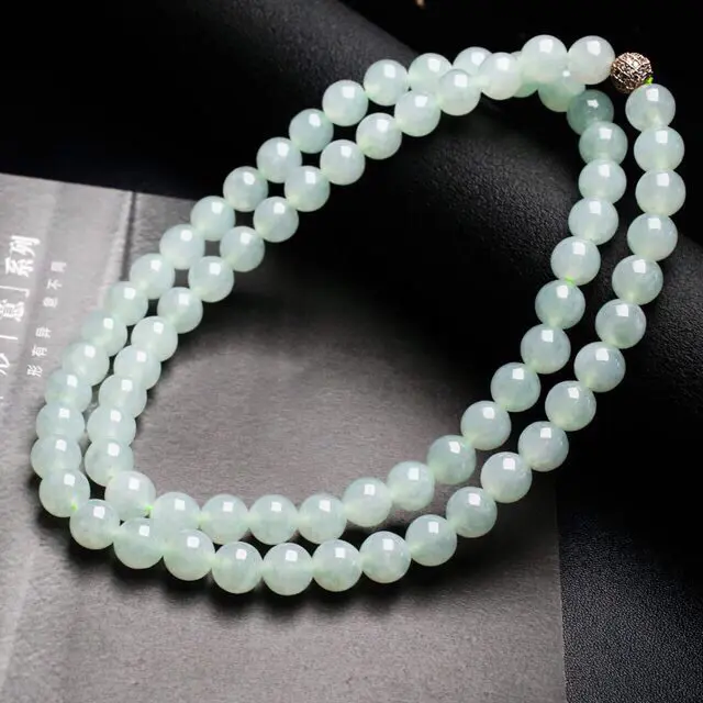 天然翡翠珠链，共72颗珠子，取其中一颗珠尺寸大约9.6mm，珠子清秀高雅，实物漂亮，莹润光泽，配珠为饰品珠，佩戴效果端庄时尚。