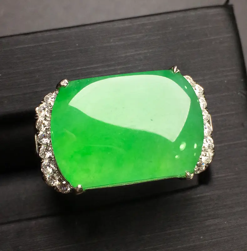 阳绿马鞍戒指，18k金豪华镶钻，无纹无裂，种好色好，质量杠杠的，性价比超高