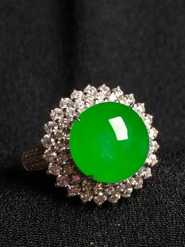 阳绿蛋面戒指，18k金钻石镶嵌，种水超好，玉质细腻。