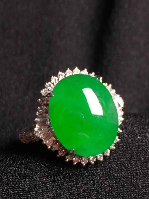 阳绿蛋面戒指，18k金钻石镶嵌，种水超好，玉质细腻。