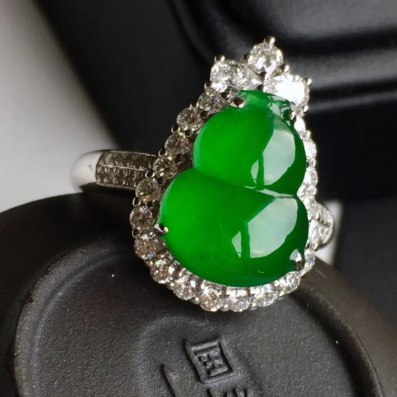 18k金镶钻，满绿葫芦戒指，佩戴效果更佳，整体尺寸12.6*18.4*9.2