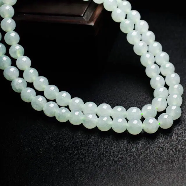 天然翡翠珠链，共72颗珠子，取其中一颗珠尺寸大约9.6mm，珠子清秀高雅，实物漂亮，莹润光泽，配珠为饰品珠，佩戴效果端庄时尚。