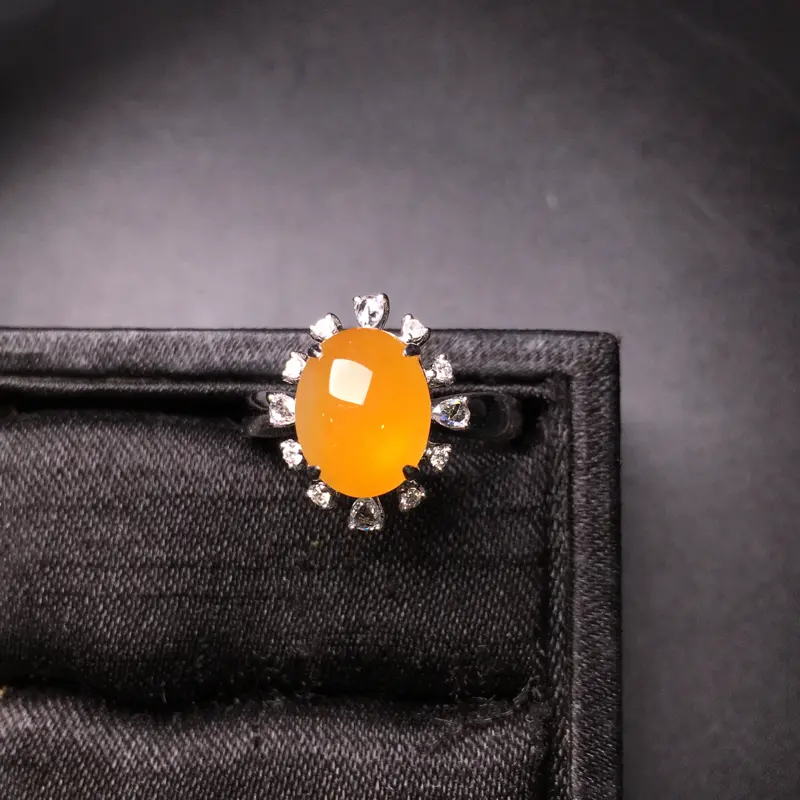 黄翡蛋面戒指，18K金镶嵌，无纹无裂，玉质细腻，质量杠杠的，性价比超高