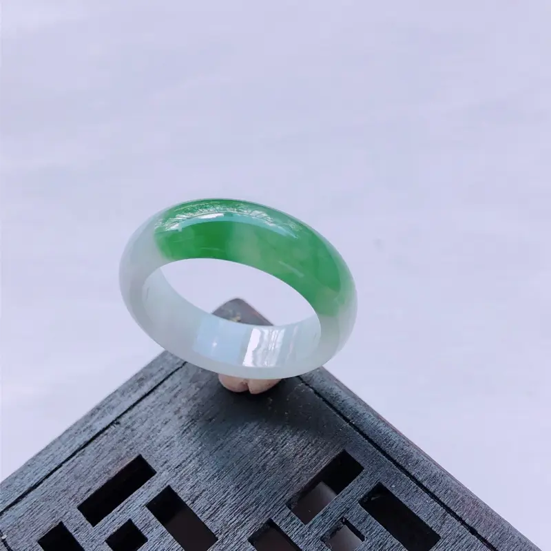 飘绿花翡翠戒指指环
尺寸：19.4*7*3.4mm