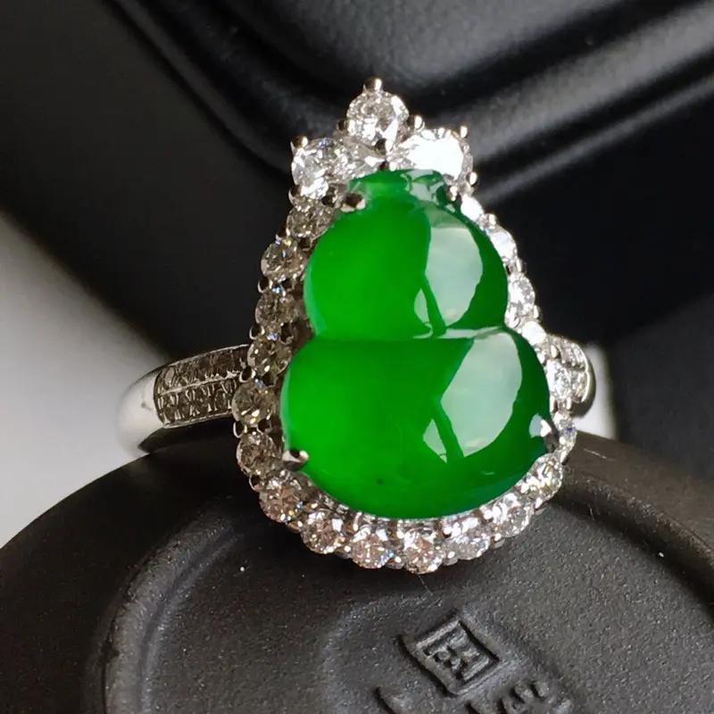 18k金镶钻，满绿葫芦戒指，佩戴效果更佳，整体尺寸12.6*18.4*9.2