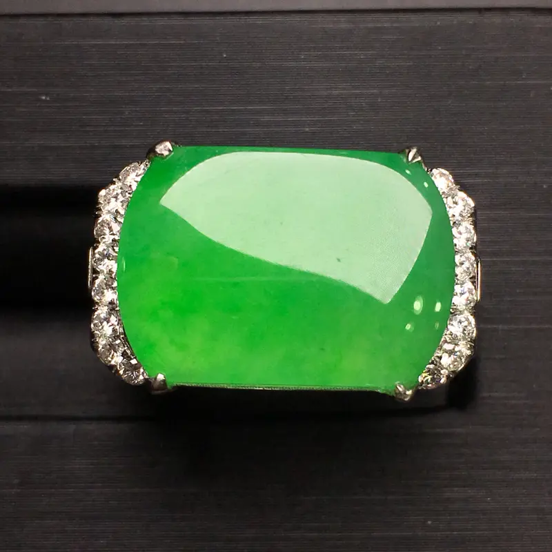 阳绿马鞍戒指，18k金豪华镶钻，无纹无裂，种好色好，质量杠杠的，性价比超高