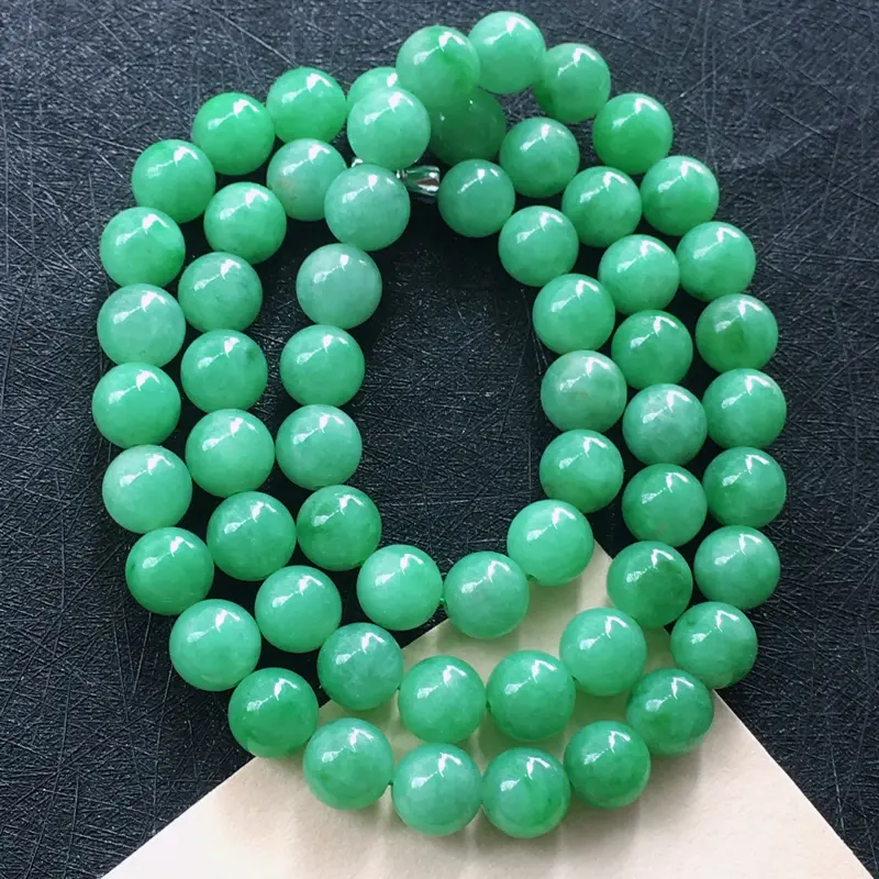 翡翠满绿珠圆玉润圆珠项链，种水好玉质细腻温润，颜色漂亮。项链周长：63cm
