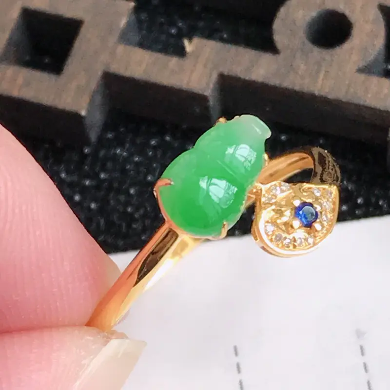翡翠A货满绿18K金伴钻招财葫芦戒指，包金厚4.4mm，裸石尺寸7.5*4.6*3mm，内径17.2mm