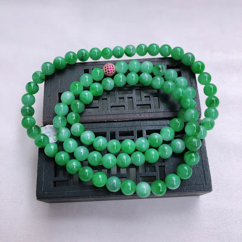 09/24  飘绿圆珠项链，尺寸：8.4mm 重量90.00g