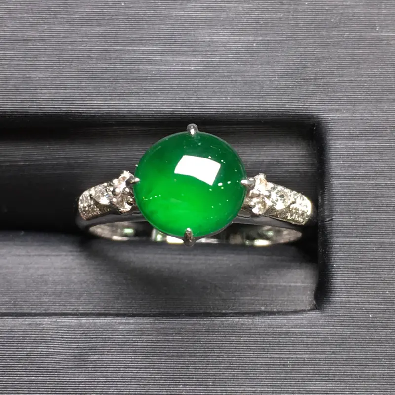 辣绿蛋面戒指，18k金豪华镶钻，无纹无裂，种好色好，质量杠杠的，性价比超高