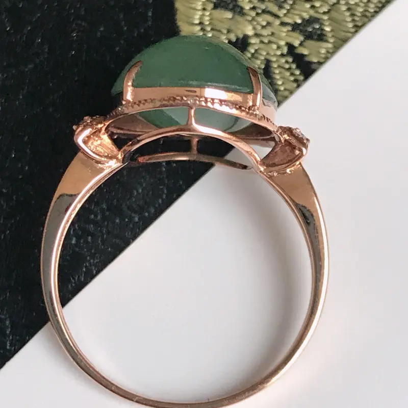缅甸翡翠老坑A货镶嵌18k金伴钻绿福气戒指，裸石尺寸12.5-11-5.9mm，指圈17.1mm