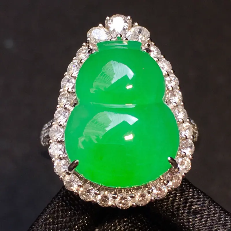 冰阳绿葫芦戒指两用款，通透厚装，颜色艳丽！
裸石16*12*4.5，整体26.5*15.5*10.5