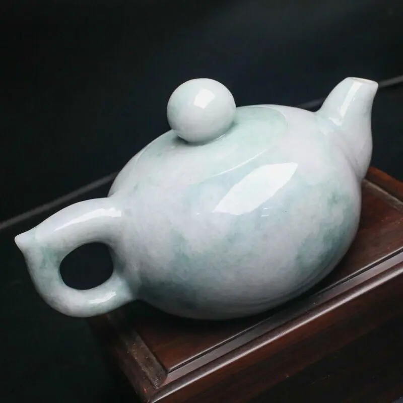 茶壶翡翠小摆件。手工雕刻，色泽清新，雕工精细，壶身尺寸116.8*75.8*64.7mm，配送精美底座。