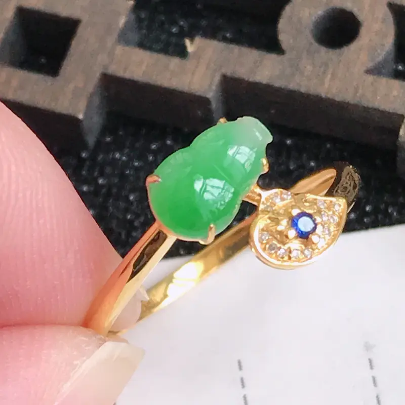 翡翠A货满绿18K金伴钻招财葫芦戒指，包金厚4.4mm，裸石尺寸7.5*4.6*3mm，内径17.2mm