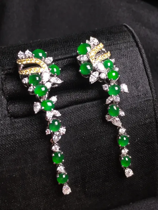 满绿时尚耳坠，18k金钻石镶嵌，种水超好，玉质细腻。