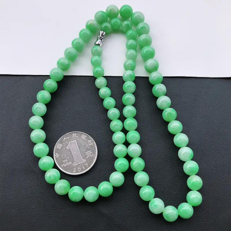 天然翡翠A货细糯种满绿精美圆珠尺寸9mm，玉质细腻，种水好，上身效果漂亮