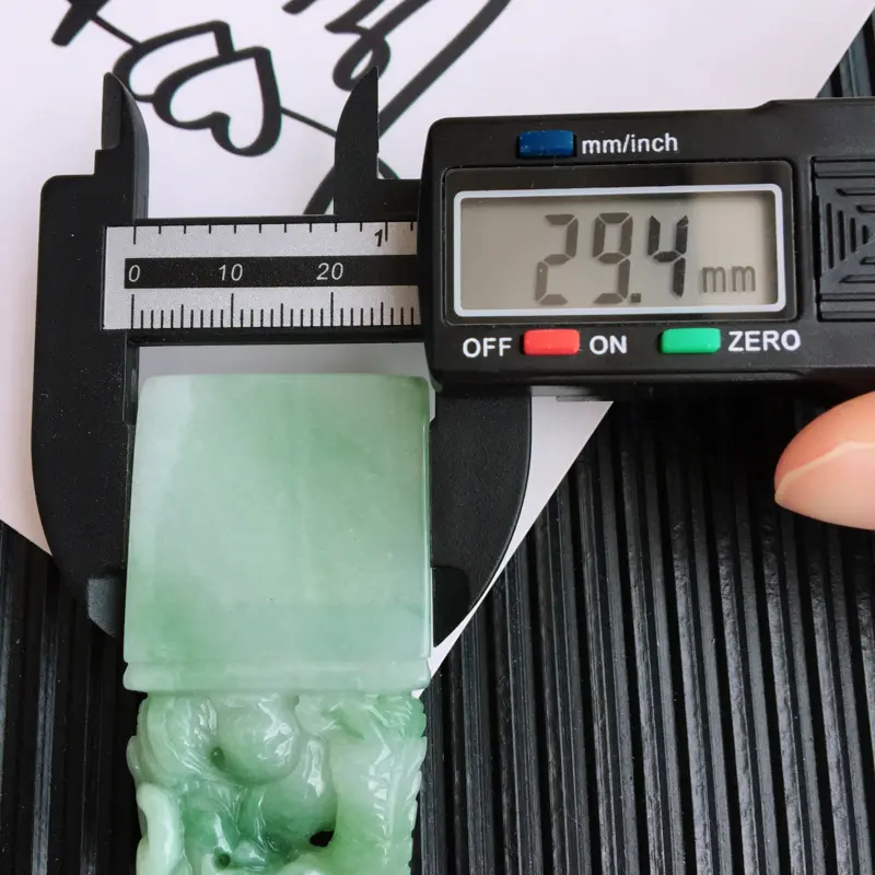 天然翡翠A货糯化种飘绿玉龙戏珠印章，尺寸：55.6/29.4/14.0mm，玉质细腻