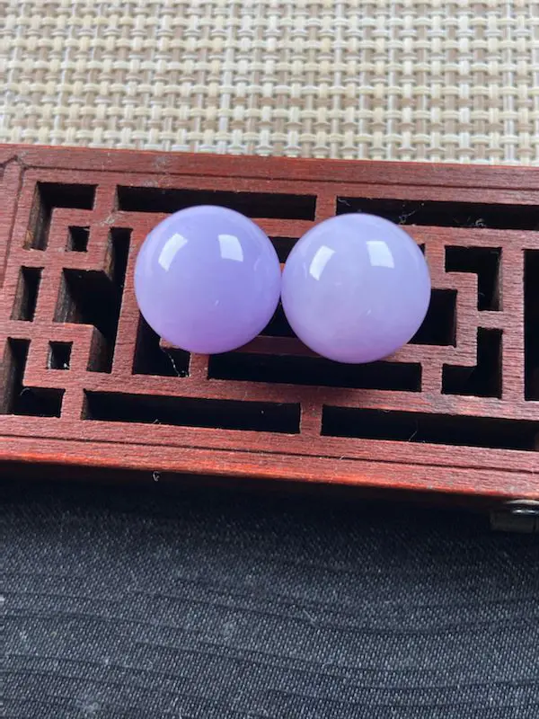 紫罗兰珠子一对 料子细腻  饱满圆润 可镶嵌做耳坠 实物颜色淡点
