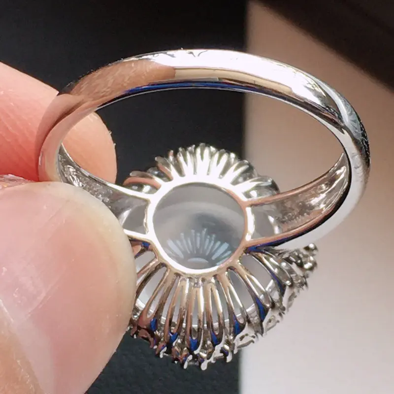 精品翡翠18k镶嵌伴钻戒指，玉质莹润，佩戴效果更美，尺寸：内径尺寸：17.6MM，裸石尺寸：11.7*11*3.5MM，总质量：5.4g