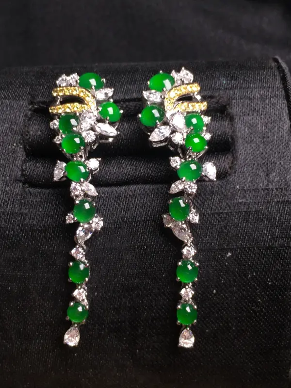 满绿时尚耳坠，18k金钻石镶嵌，种水超好，玉质细腻。