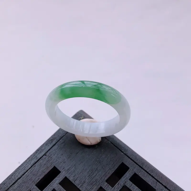 飘绿花翡翠戒指指环
尺寸：21.3*5.5*3.4mm