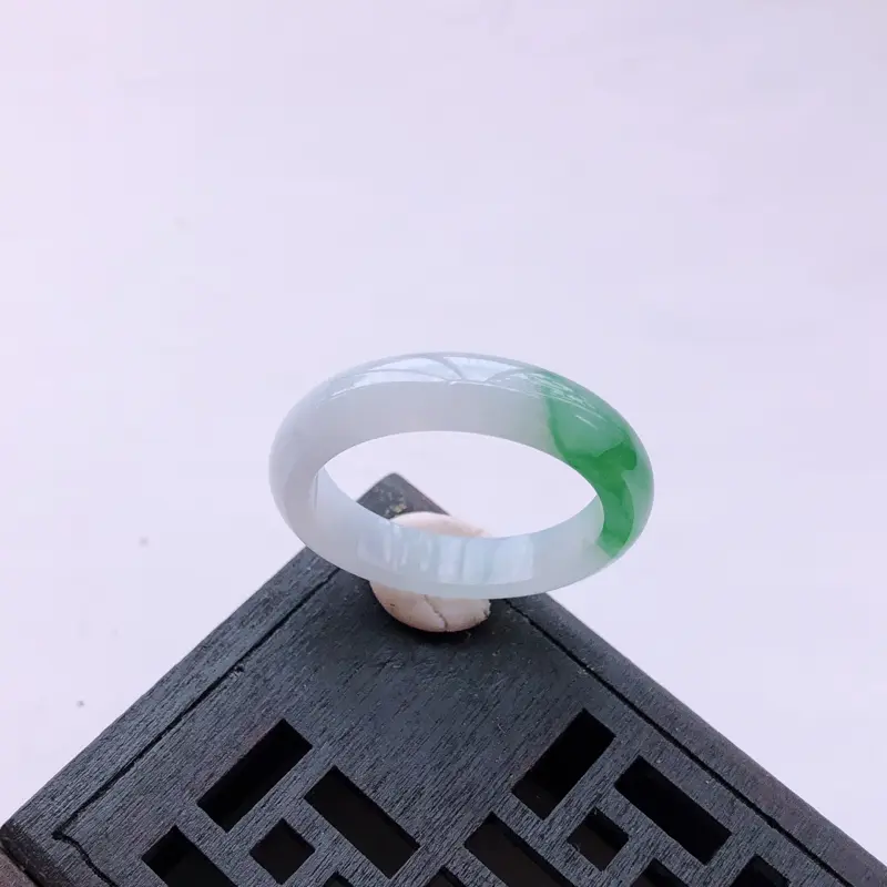 飘绿花翡翠戒指指环
尺寸：21.3*5.5*3.4mm