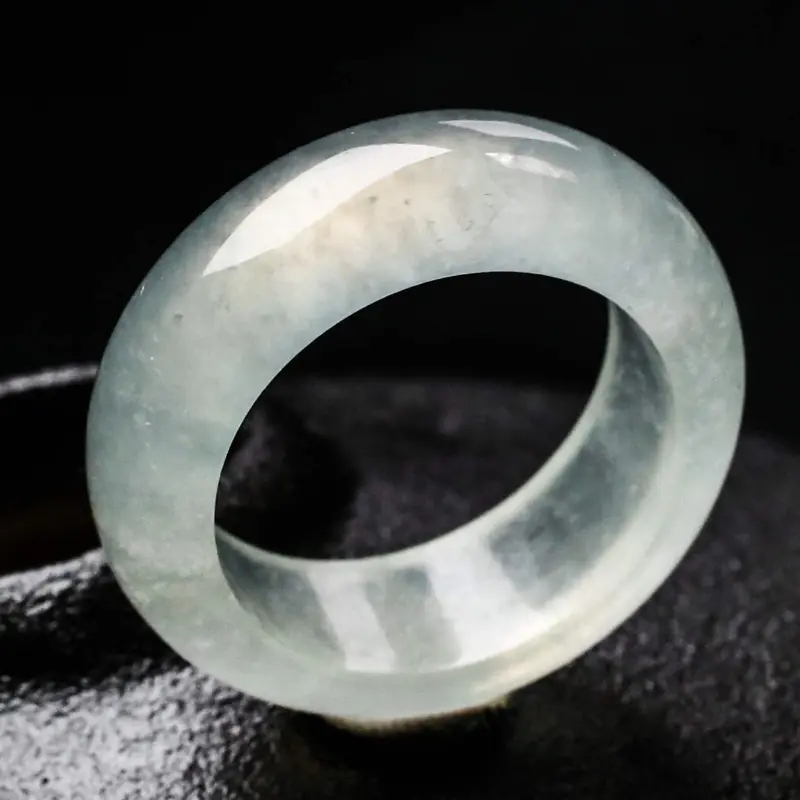 翡翠指环，玉质莹润，饱满起光，佩戴上手效果时尚高贵，有天然杂质，尺寸17.3*7.5*4mm戒指内径17.3mm。